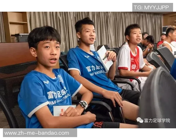 足球与英语的完美结合探讨如何提升球场沟通能力与语言学习技巧 足球与英语的完美结合探讨如何提升球场沟通能力与语言学习技巧